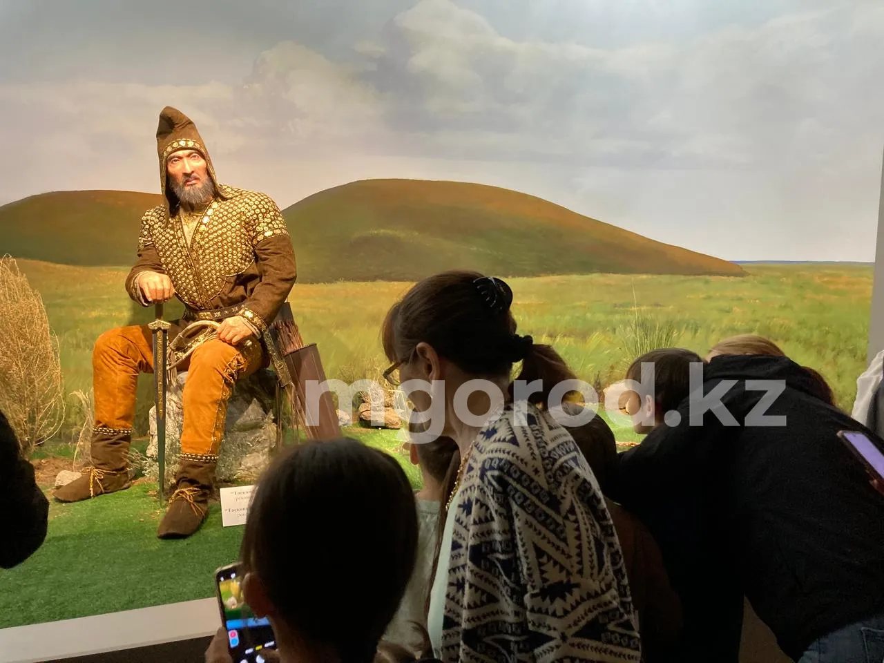 Сфотографироваться с пещерным человеком, увидеть шамана и погребальный обряд гуннов