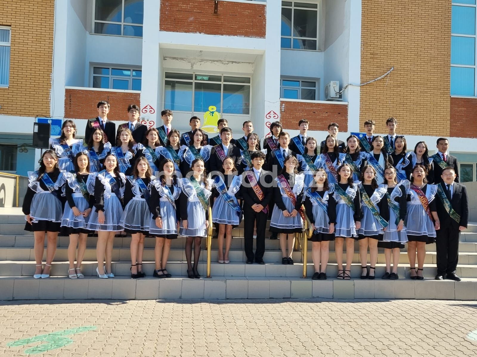 Последний звонок прозвенел в школах Уральска