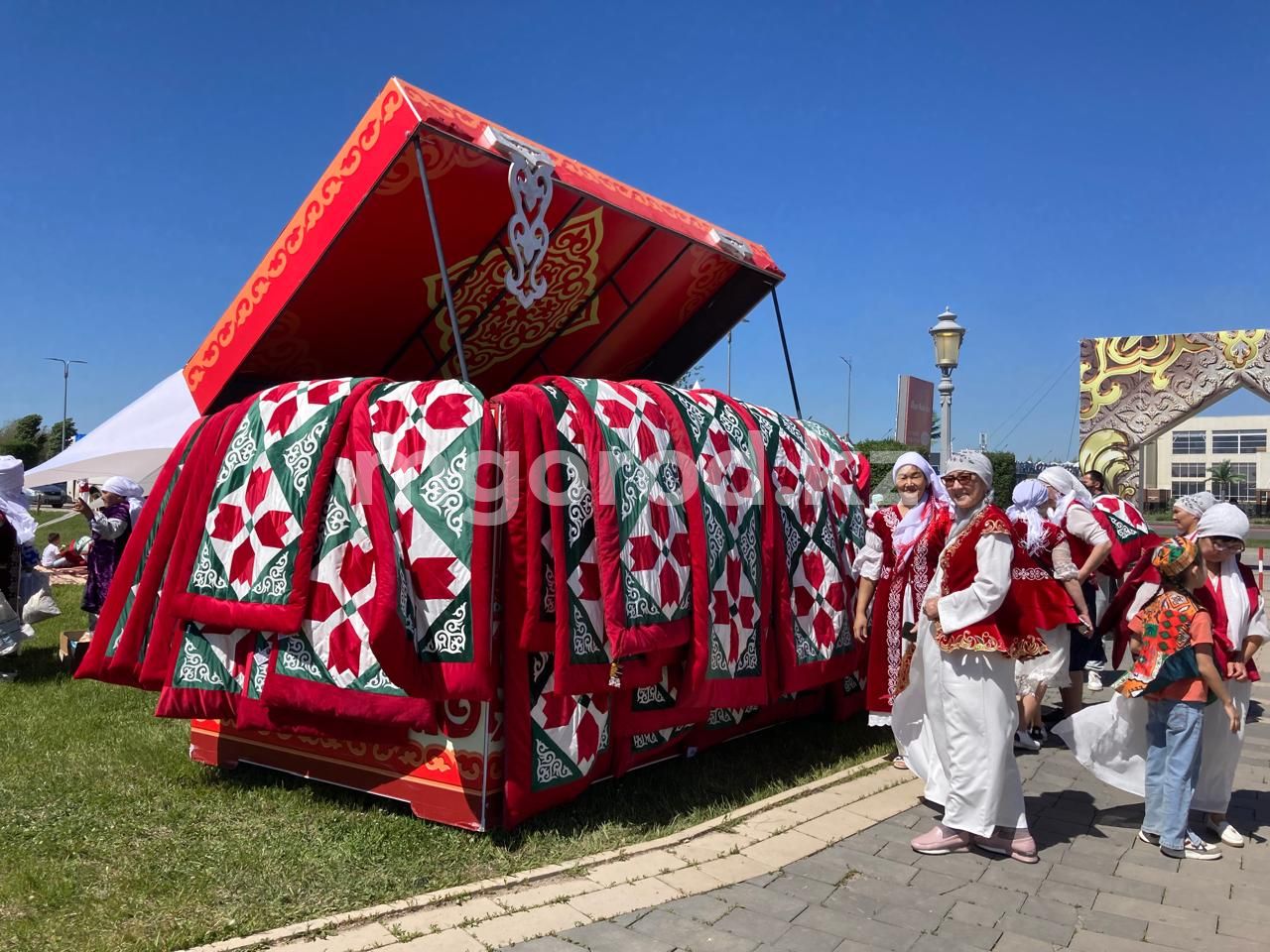 На день города в Актобе мастерицы сшили 67 корпе длиной 155 метров