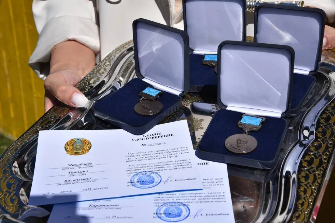 &quot;Эта работа не входит в задачи педагога&quot;: Актюбинских учителей наградили за помощь во время паводков