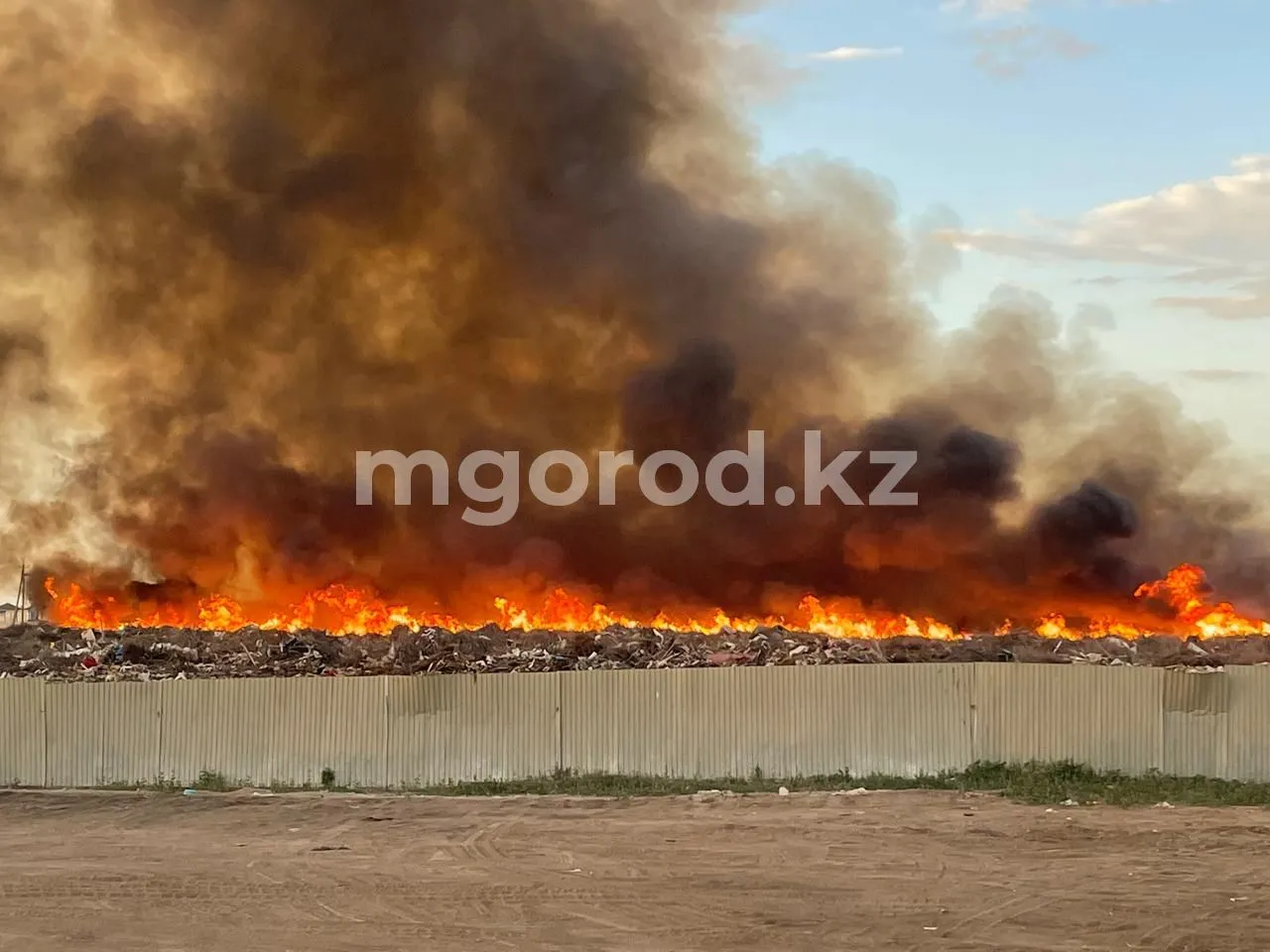 Открытым пламенем горит полигон в Уральске