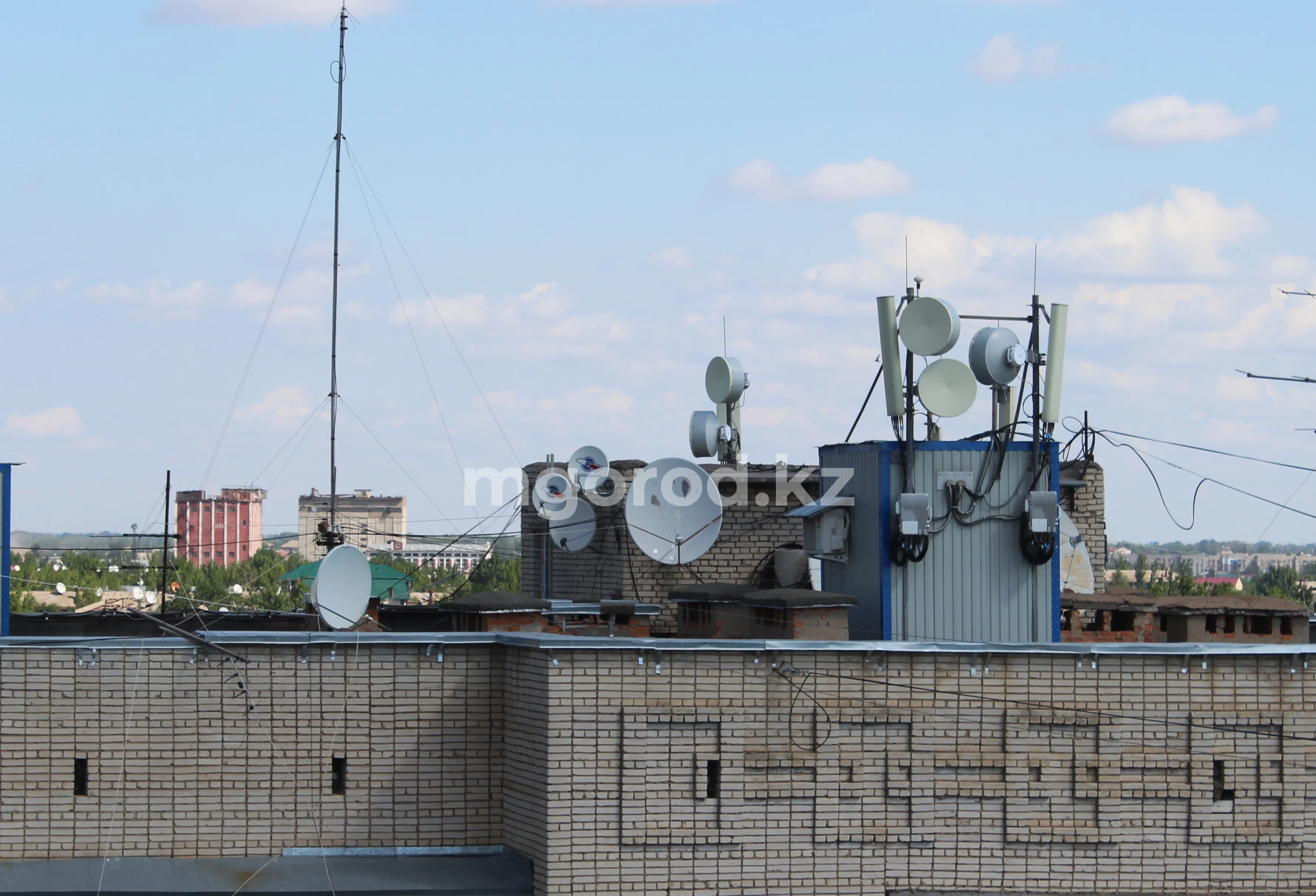 Радиофобы не дают устанавливать антенны сотовых операторов на многоэтажках Уральска