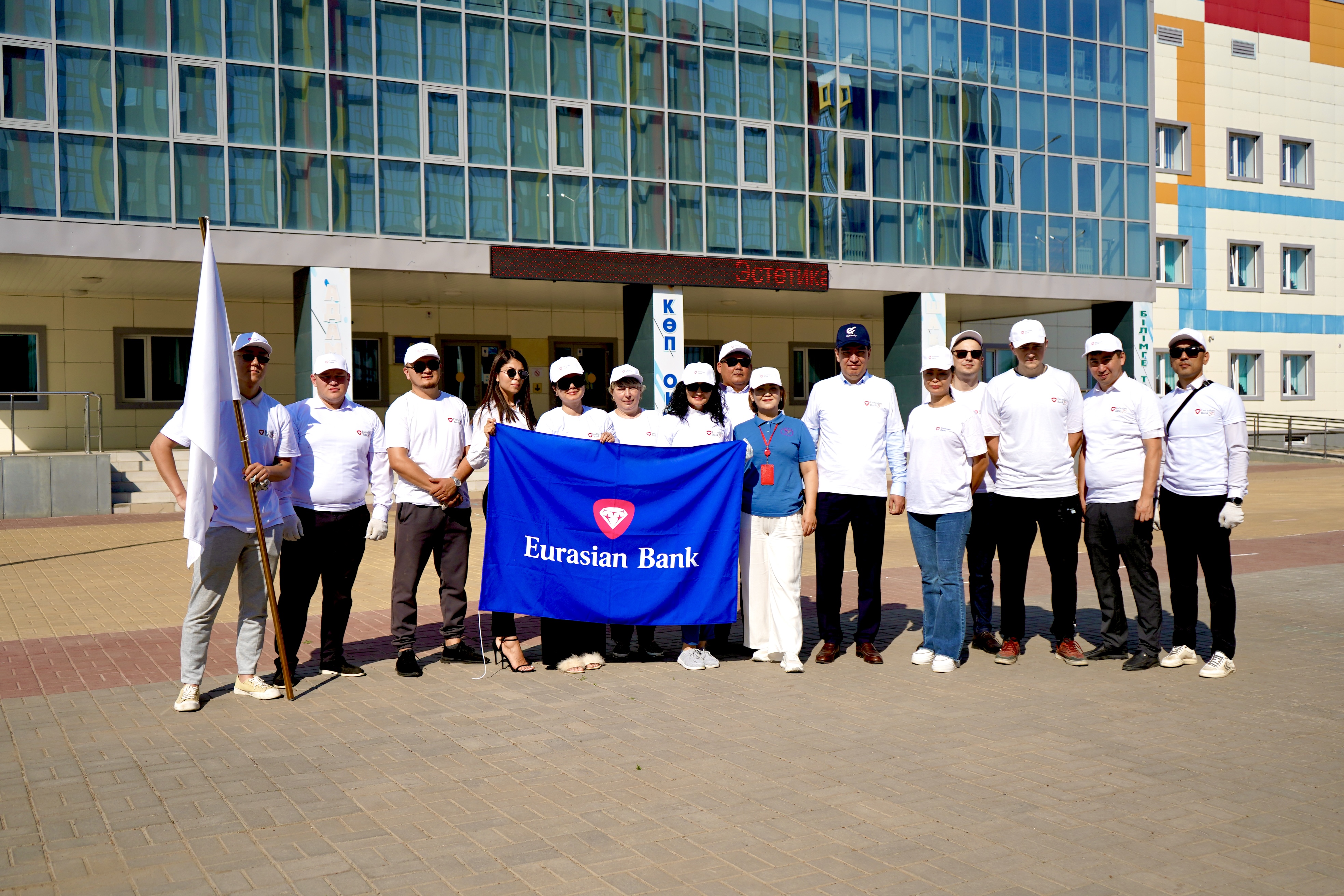 С заботой об окружающей среде: Аллея из елей от Евразийского банка появилась во дворе школы Уральска