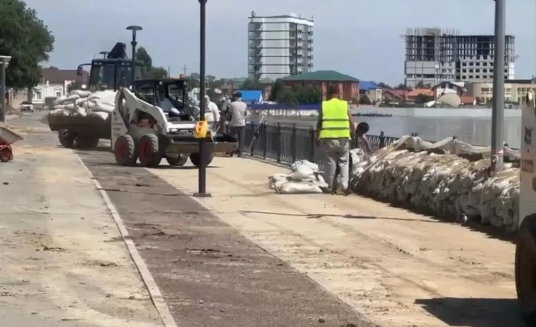 В Атырау убирают мешки с неподтопленных участков