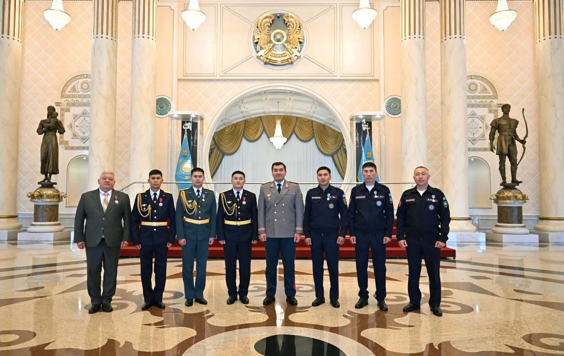 Паводок в ЗКО: спасателя из Уральска наградили орденом «Айбын»