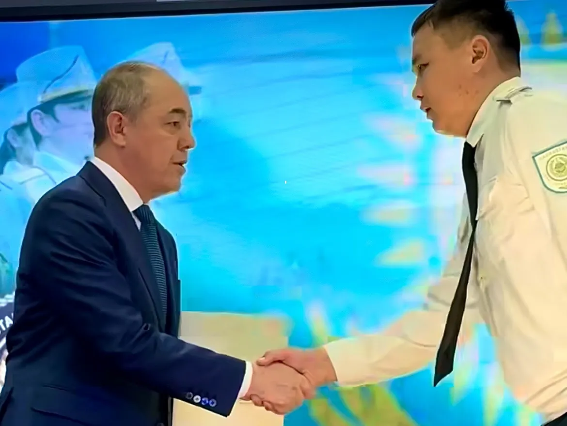 Аким ЗКО поздравил полицейских с праздником