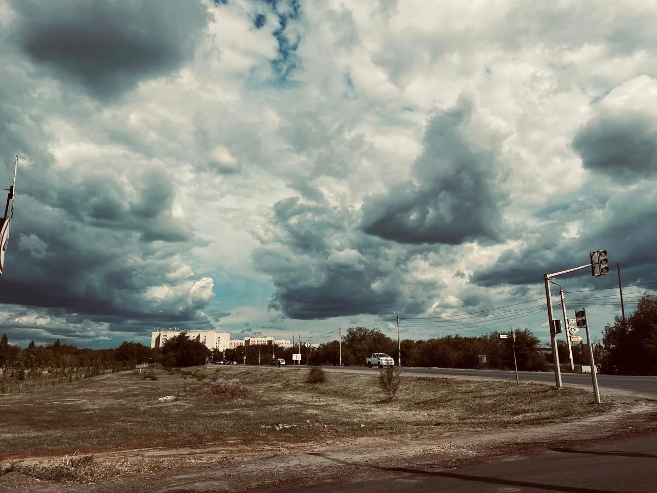 Грозу и шквалистый ветер прогнозируют в ЗКО 12 августа