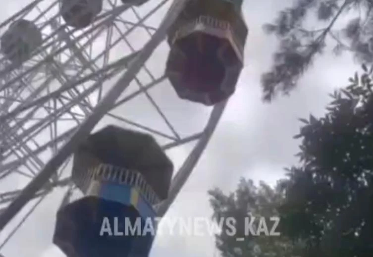 Казахстанка спрыгнула с колеса обозрения и разбилась насмерть