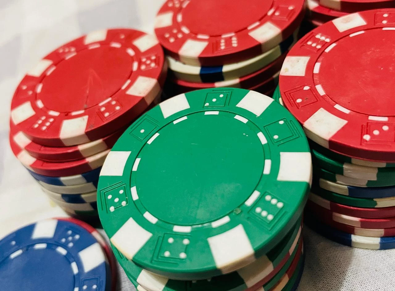 Работник АЗС в ЗКО украл из кассы почти полмиллиона и потратил их на онлайн игры