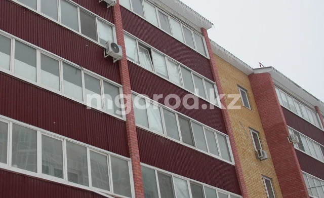 Ребенок выпал из окна в Атырау