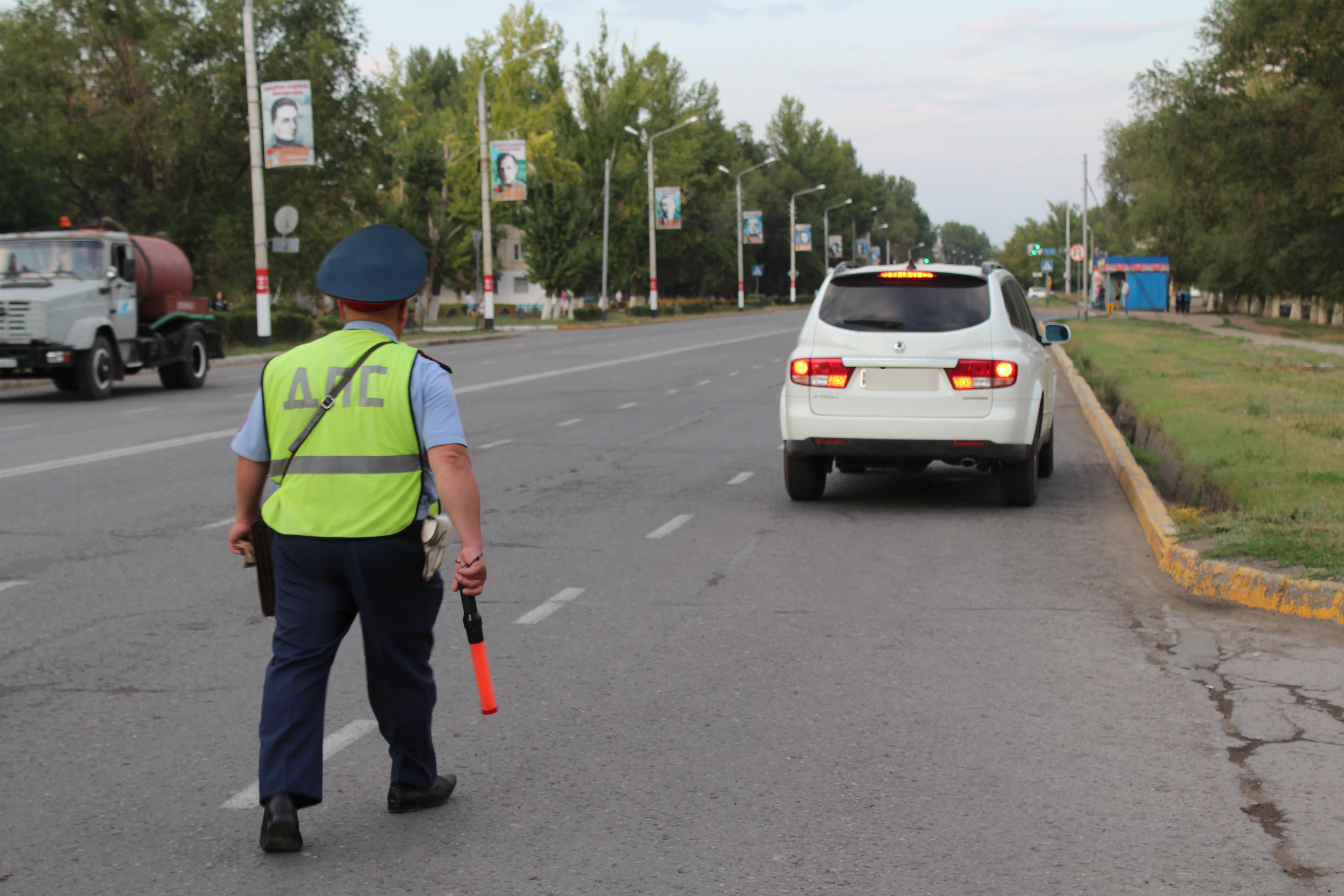 Казахстанские водители требуют у полицейских документы о проведении ОПМ