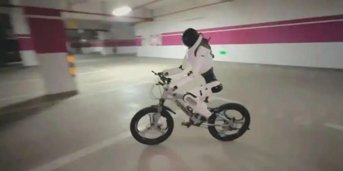 Китайский человекоподобный робот научился ездить на велосипеде (видео)