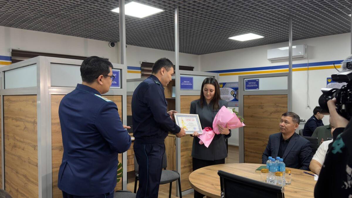 Сотрудница банка спасла женщину от мошенников в Актюбинской области