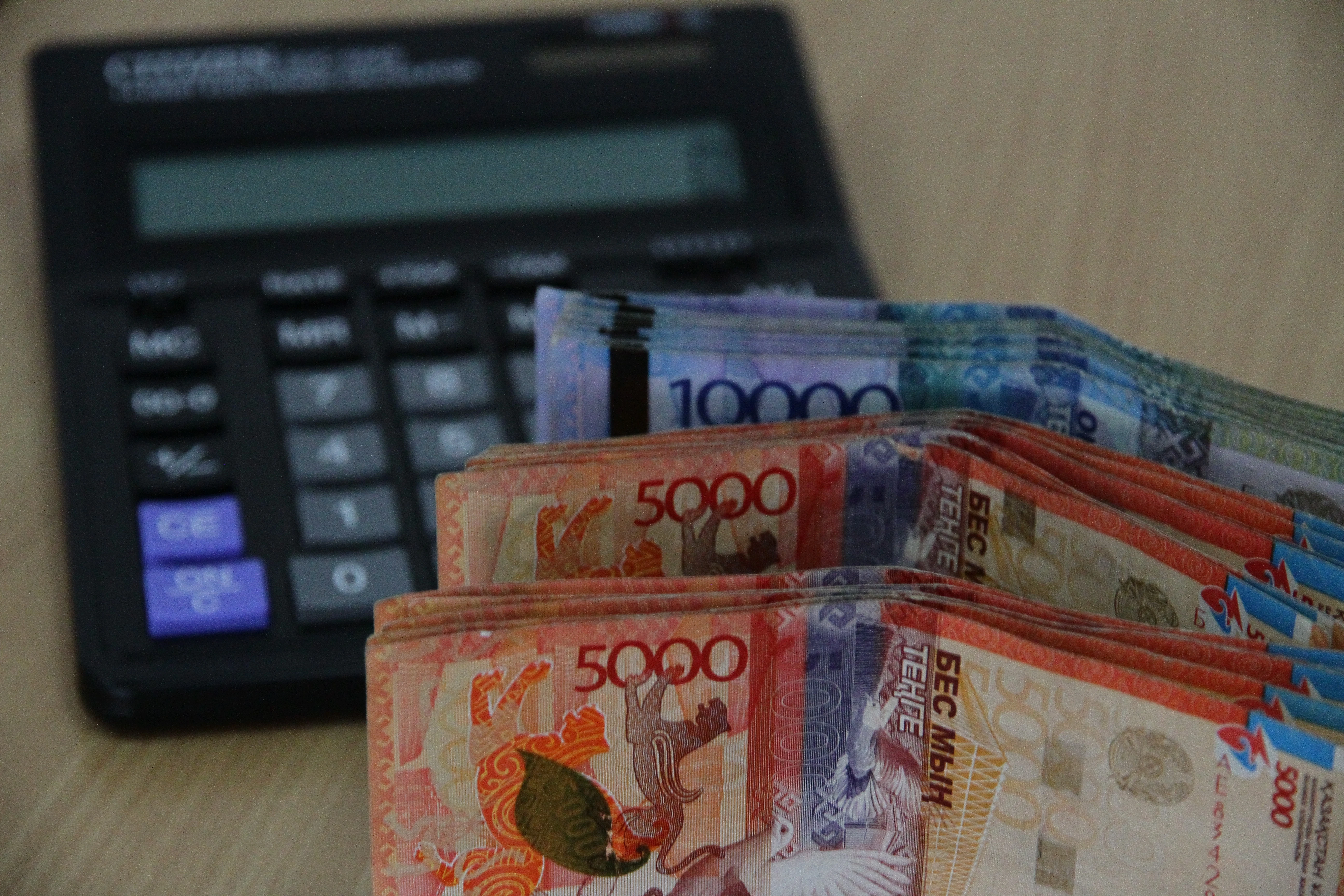 Обещал оформить льготный кредит: мошенник обманул 16 казахстанцев