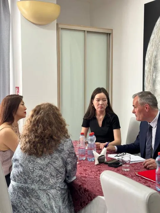 Оставили ребенка одного в аэропорту: глава авиакомпании FlyArystan прилетел в Уральск