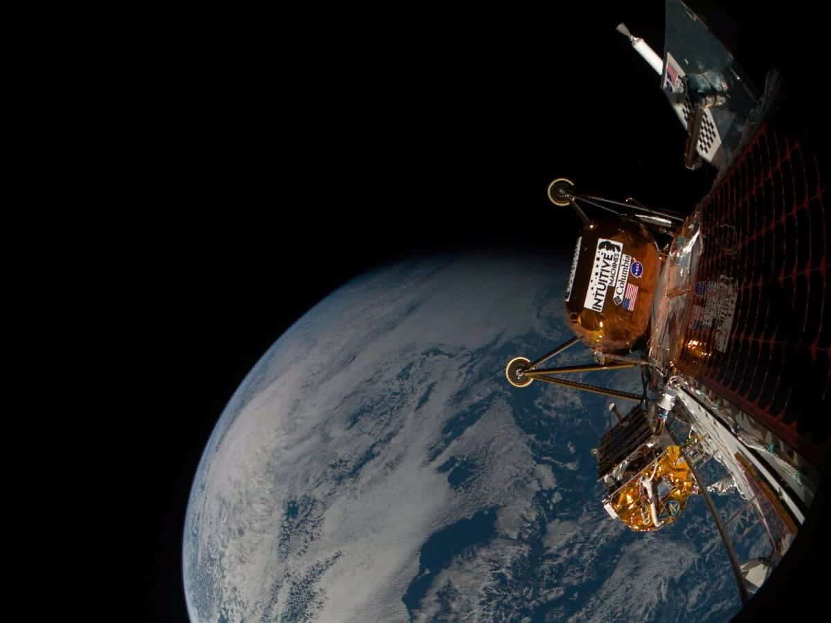 Лунный модуль прислал первые снимки Земли из космоса (фото)