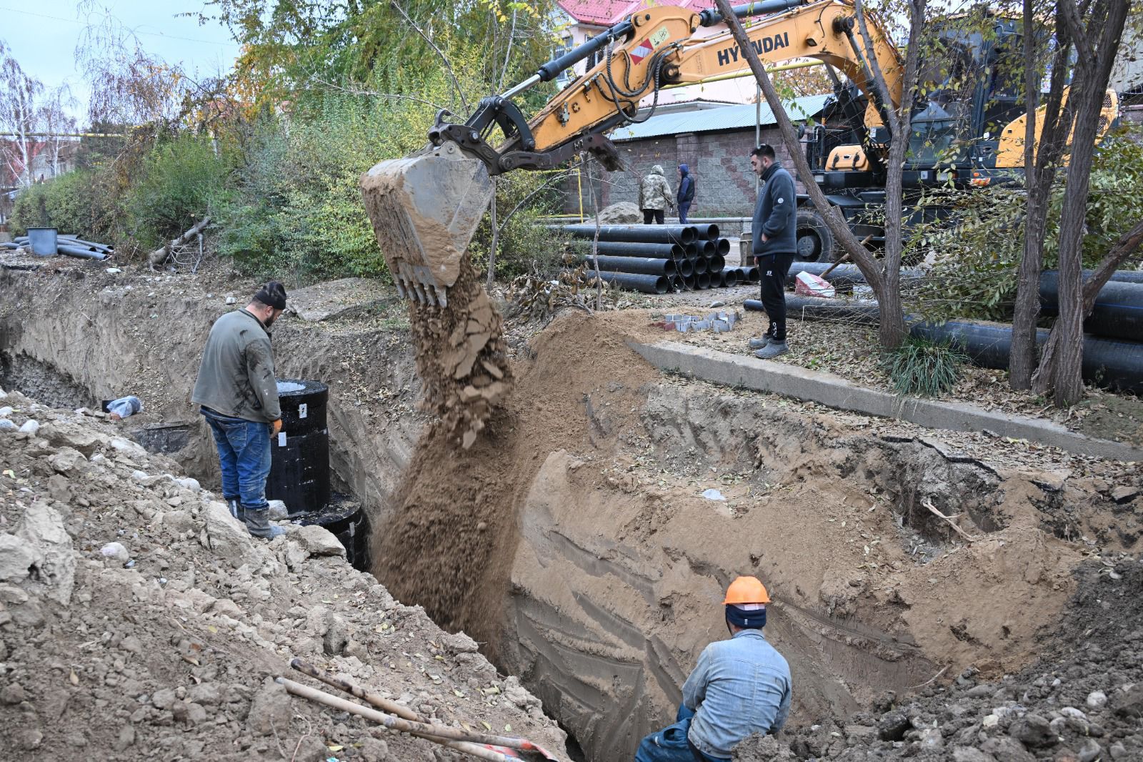 Старые изношенные на 90% инженерные сети обновляют в Ауэзовском районе Алматы