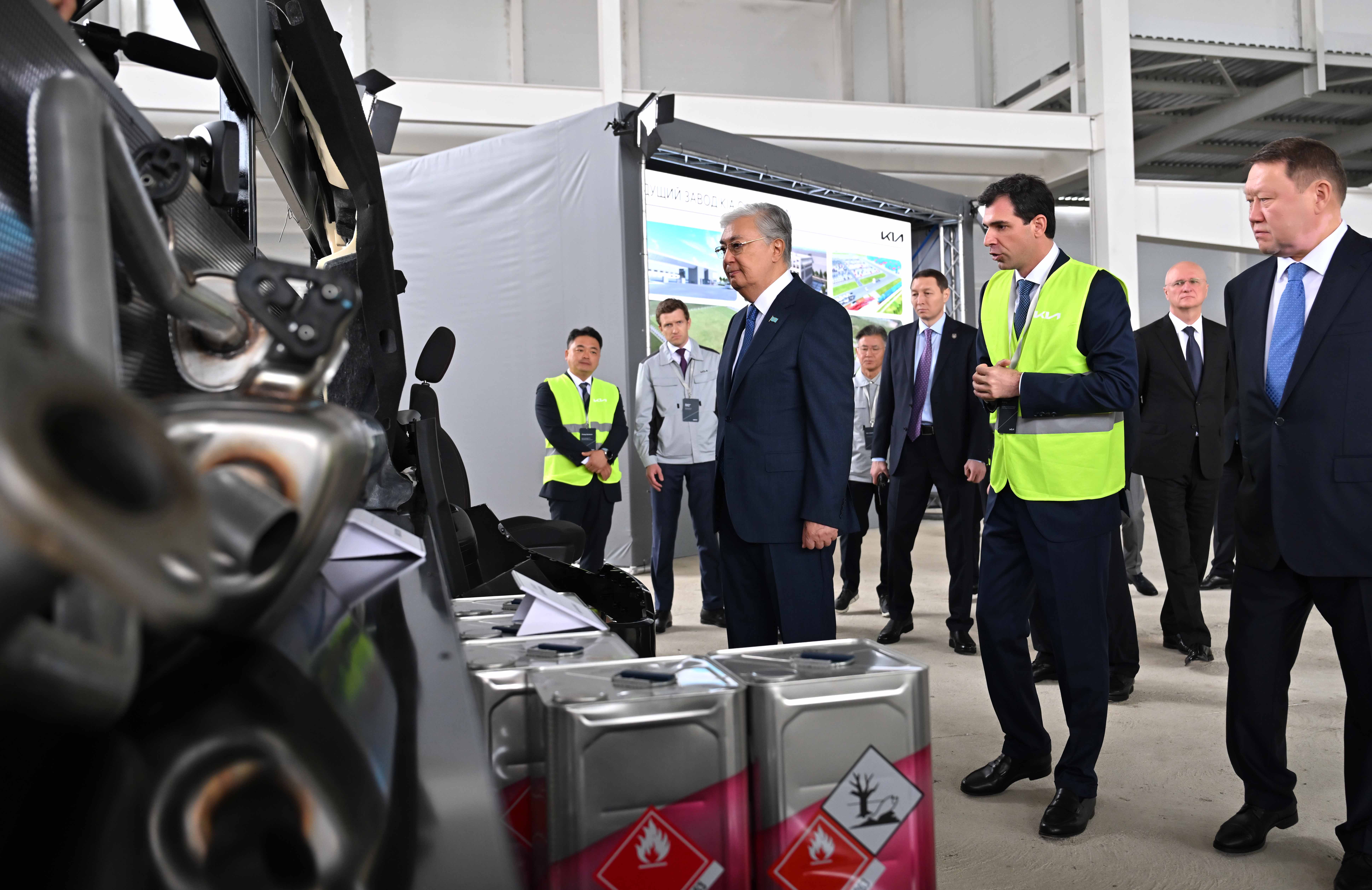 Президент ознакомился с ходом строительства автомобильного завода KIA