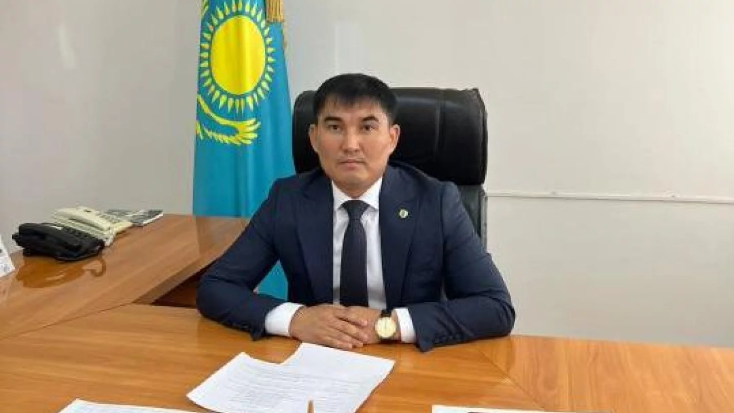 «Душил и бил в кабинете» — акима судят после скандала с любовницей на западе Казахстана