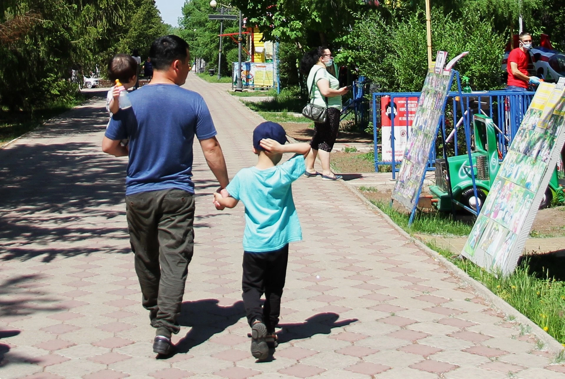 Вернуть обязательную прописку детей предложили в Казахстане