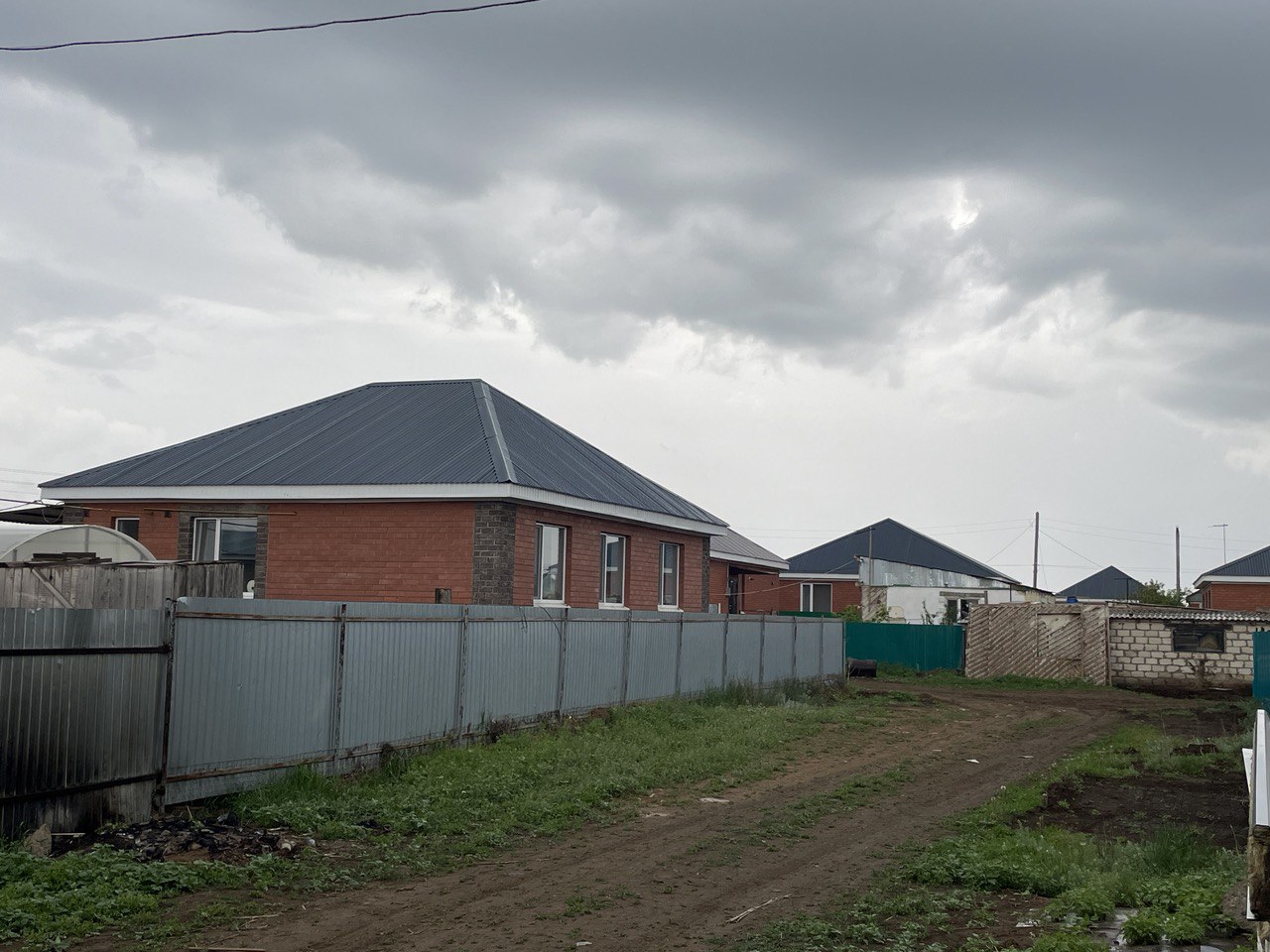 БҚО-да су тасқынынан зардап шеккендерге деп салынған үйлердің қабырғасы жарылып, шатырынан су кетіп жатыр