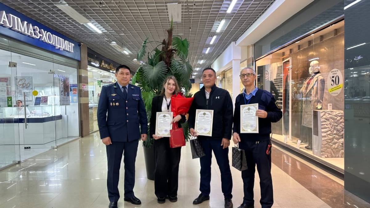 Продавцы и охрана ТРЦ дважды спасли уральцев от мошенников