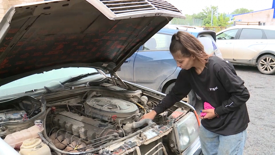 &quot;Знает свое дело&quot;— жительница Актобе 14 лет ремонтирует автомобили
