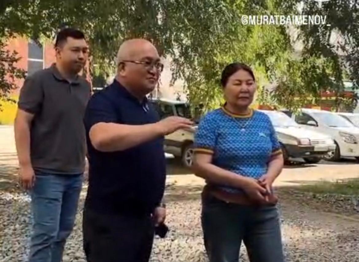 Аким Уральска проверил строительство новых дорог и тротуаров