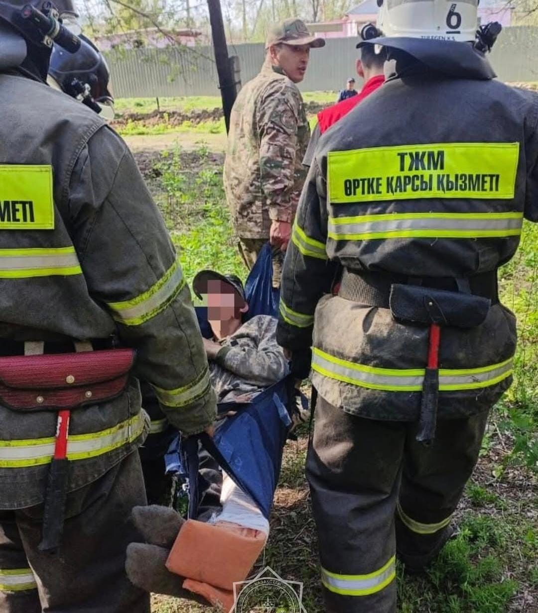 Строительная балка рухнула на жителя Уральска