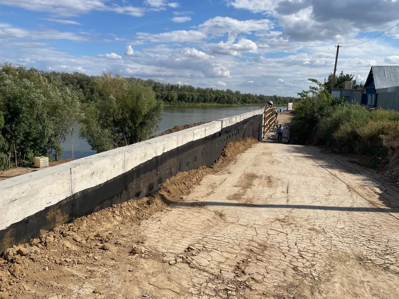 Русло реки Урал смещается в сторону города: как укрепляют берег 📷