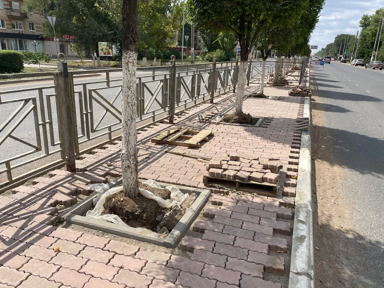 Брусчаткой выложат разделительную полосу на одной из улиц Уральска