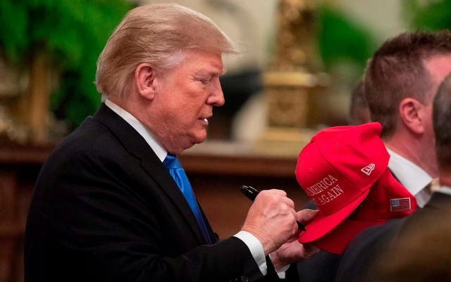 Премьер-министр Британии отказался от подаренных Трампом бейсболок