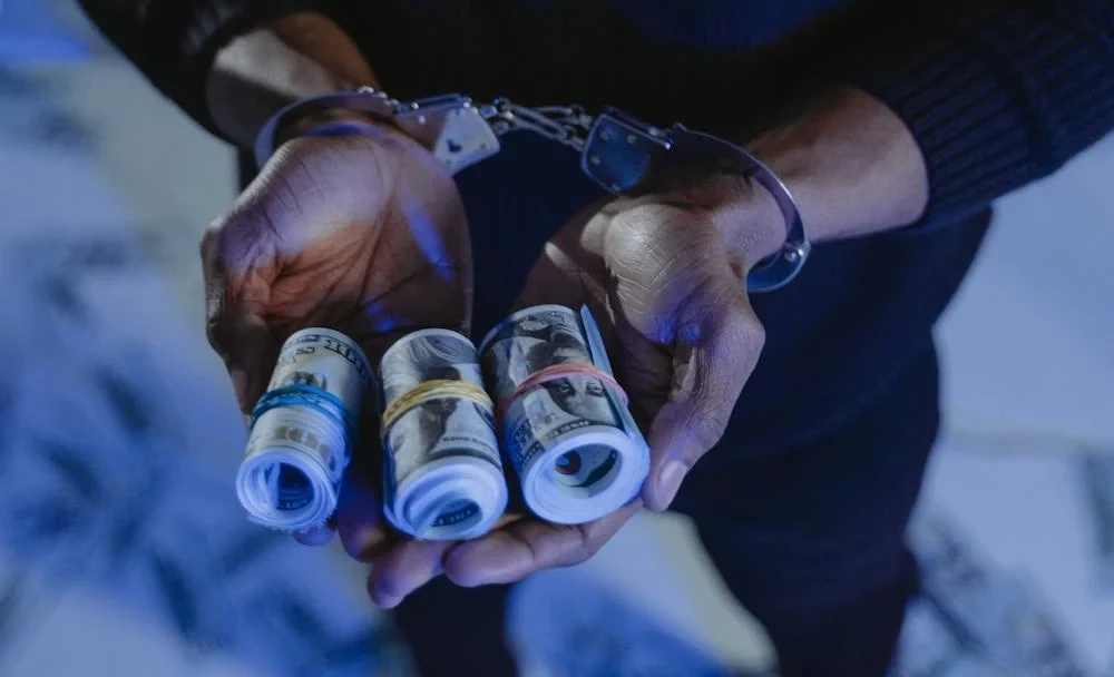 В Казахстане налоговика приговорили к 3 годам за помощь в передаче взятки