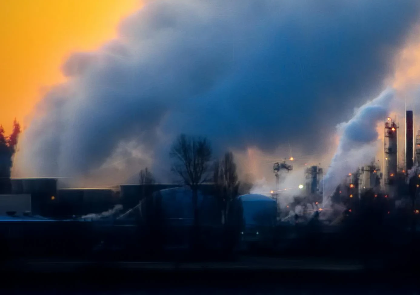 Трое рабочих пострадали из-за выброса газа на шахте в Актюбинской области