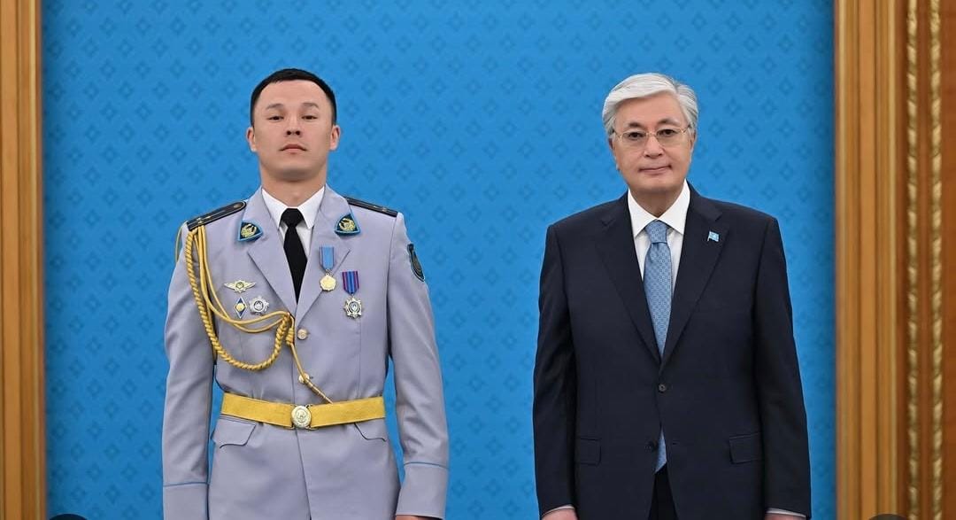 Две спасенные жизни: президент наградил полицейского из Уральска