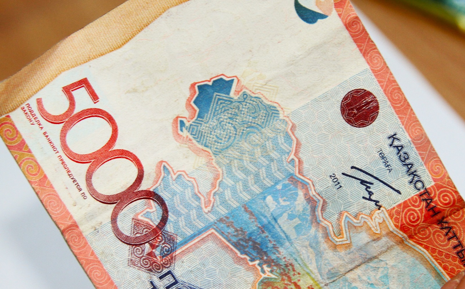 В магазинах перестанут принимать старые купюры в 5000 тенге в конце сентября