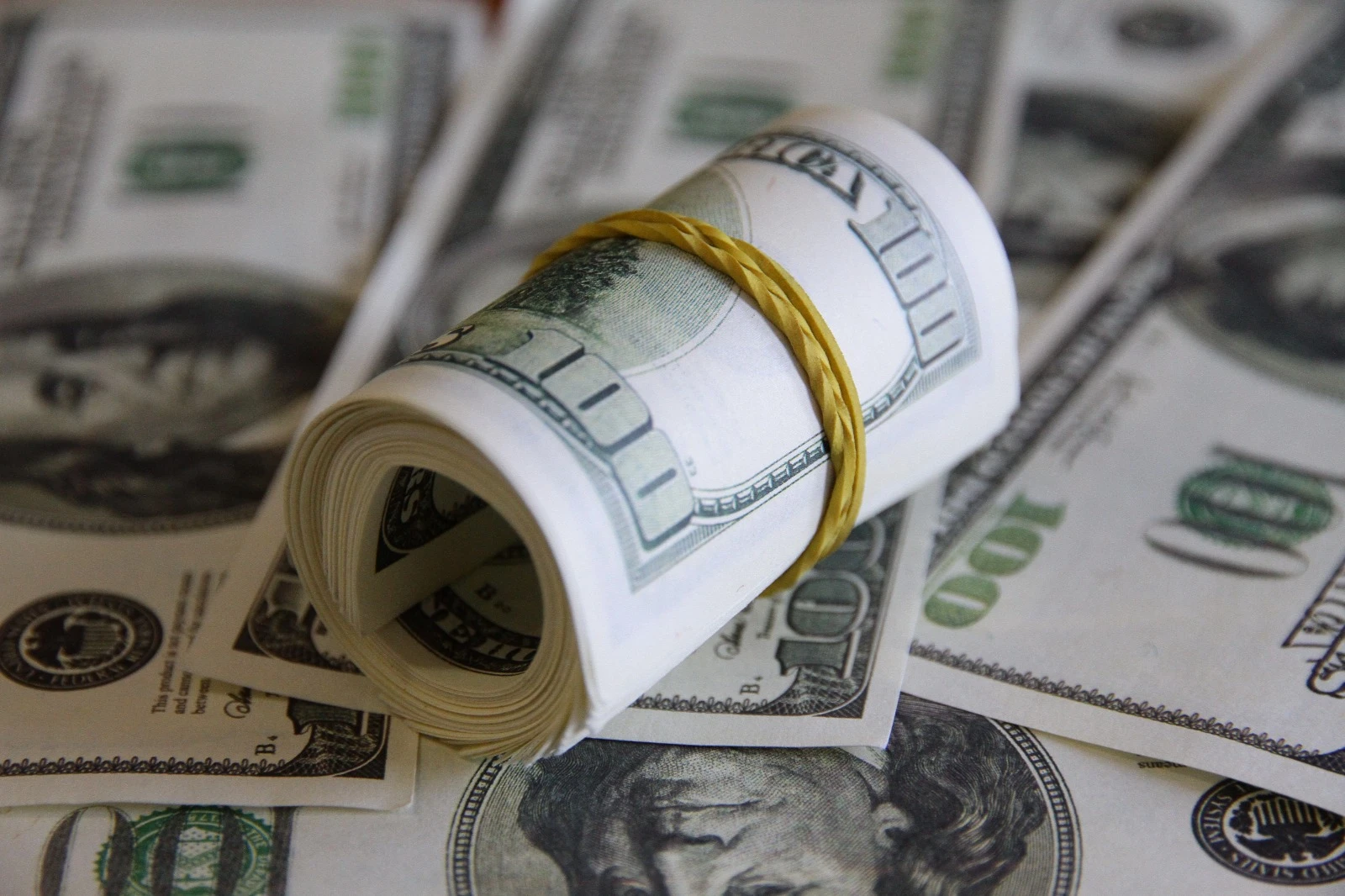 Почему у казахстанцев в аэропорту или на границе «отбирают лишние деньги»