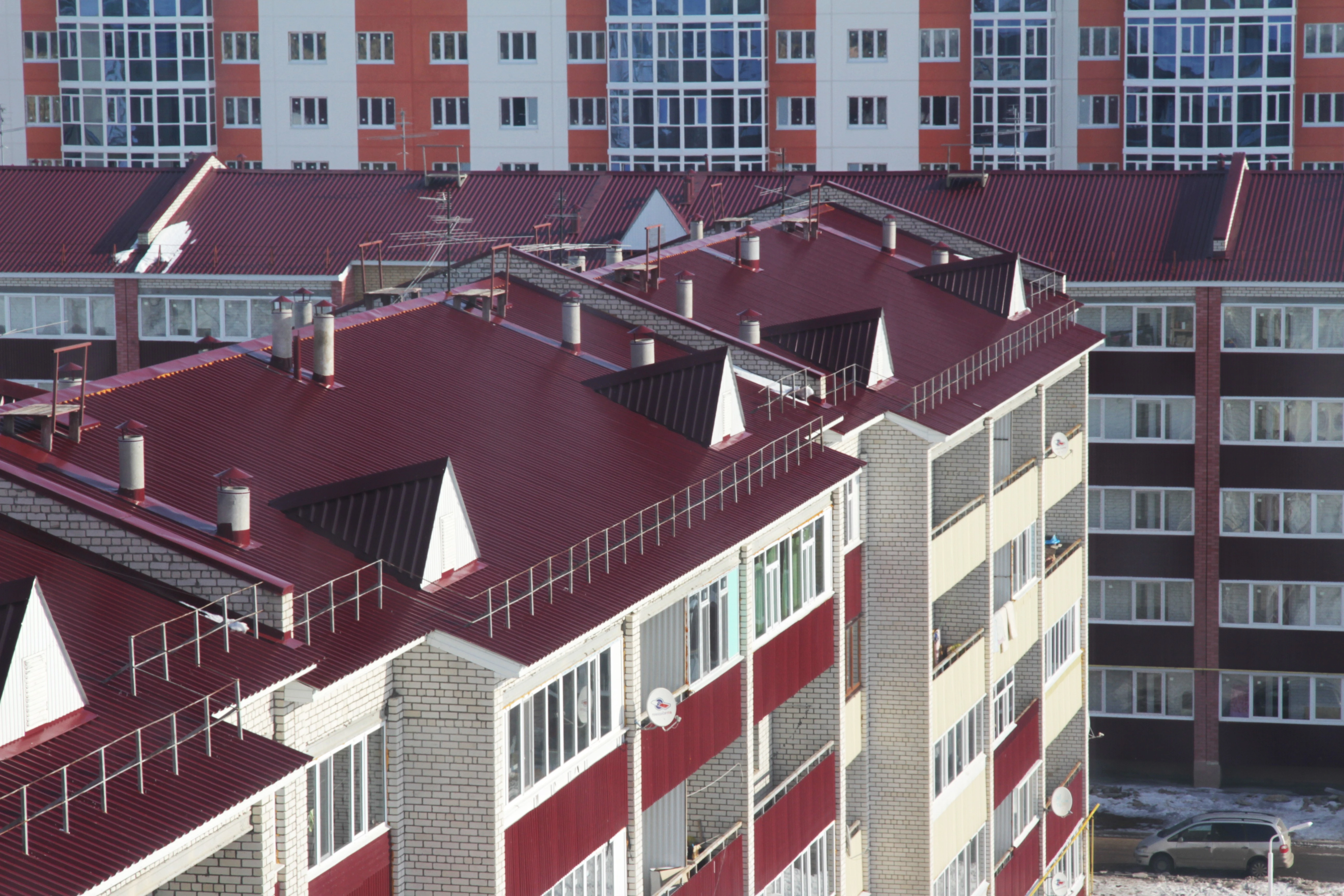 Двухлетний ребенок выпал с балкона пятого этажа в Атырау