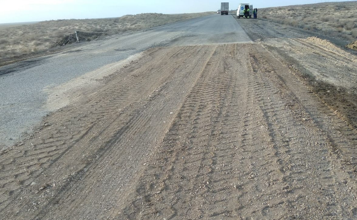 В «Казавтожол» прокомментировали латание ям на дорогах песком