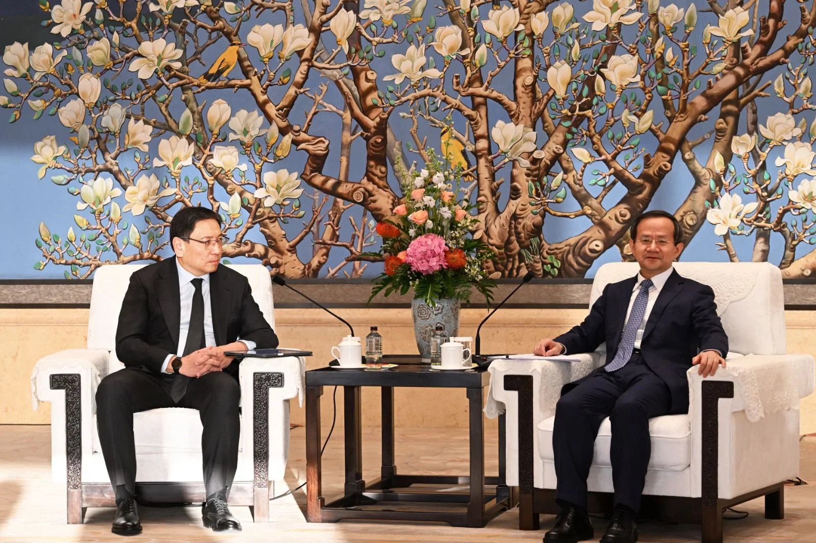 От транспортной инфраструктуры до экологии: аким Алматы Ерболат Досаев и мэр Пекина Инь Юн обсудили вопросы развития городов