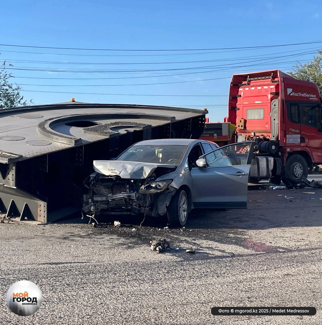 Фура на пути в Узбекистан уронила 32 тонны груза на легковушку в Уральске