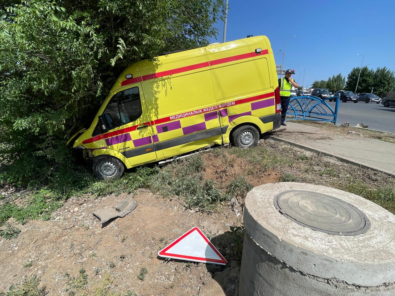 Карета скорой помощи врезалась в иномарку в Уральске: есть пострадавшие