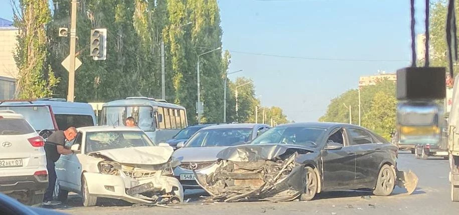 Шесть человек пострадали в массовом ДТП в Уральске