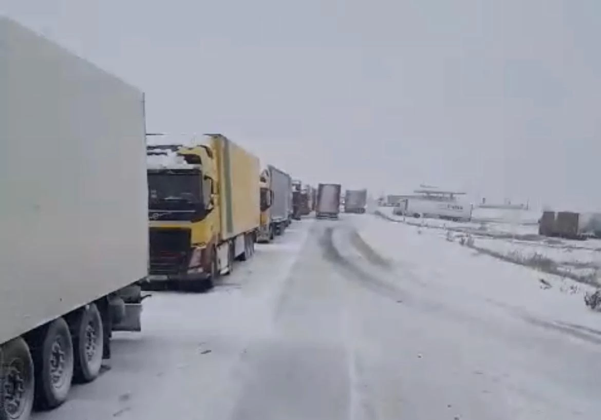 На 30-ти километровую очередь к границе пожаловались водители фур в ЗКО