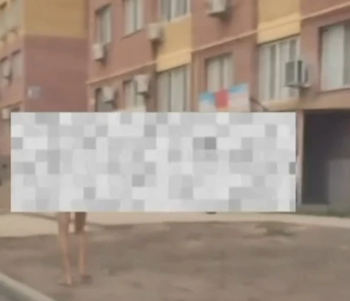 В Атырау мужчина гулял голым по микрорайону