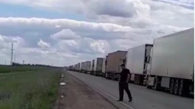 Пограничники ЗКО объяснили скопление фур на границе с РФ