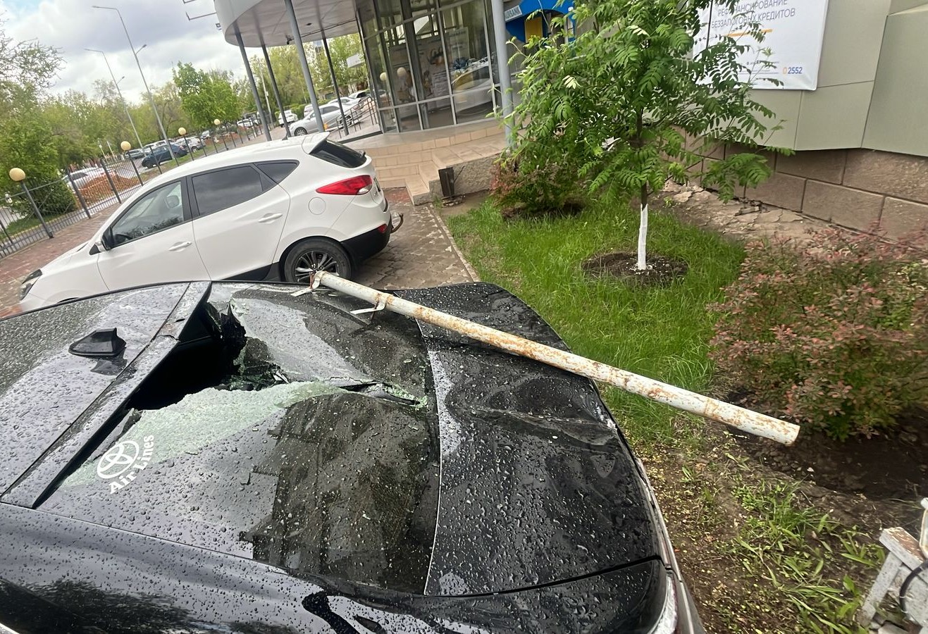 Железная труба упала на автомобиль в Уральске