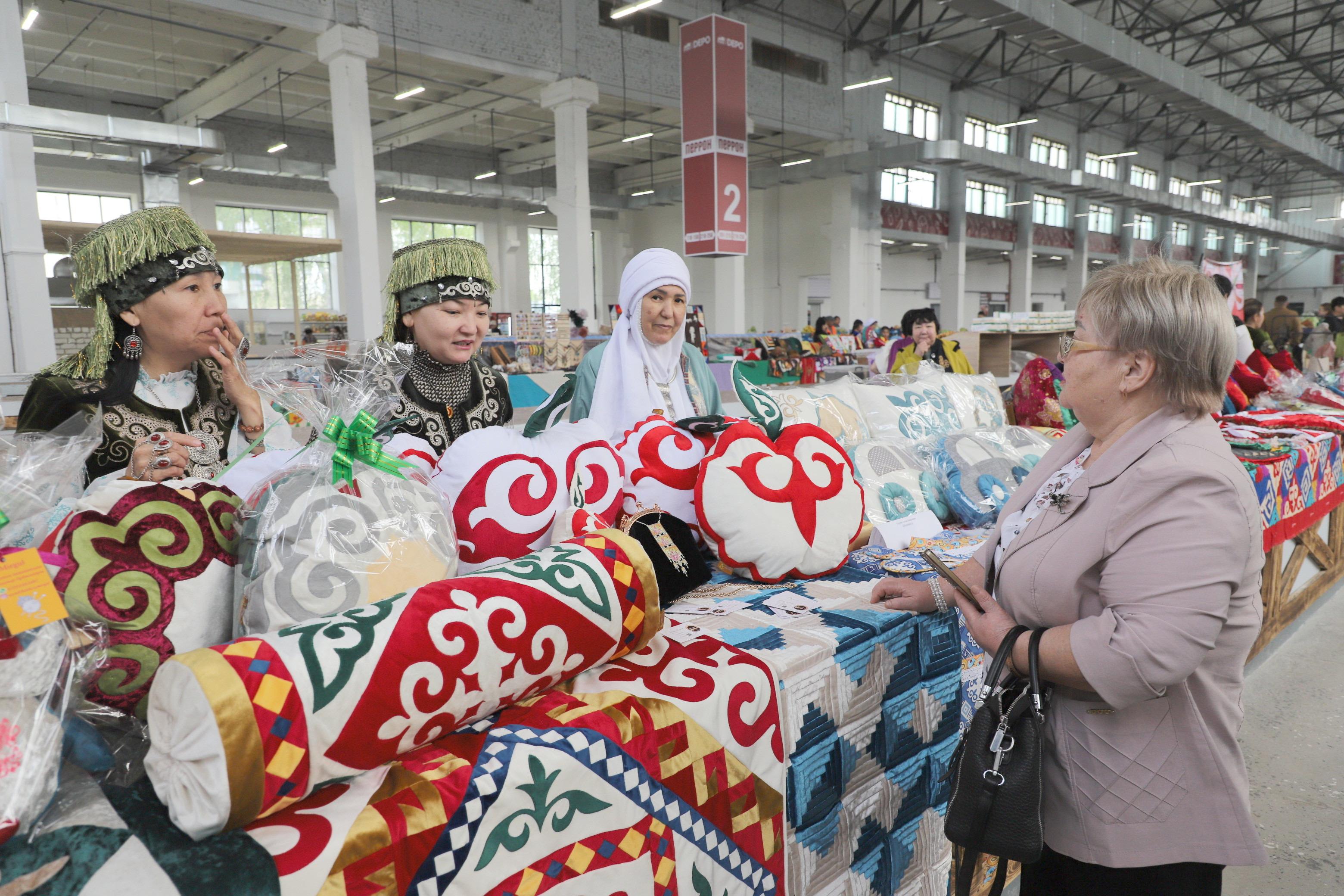 В Уральске проходит ярмарка ручных изделий «Курак корпе»