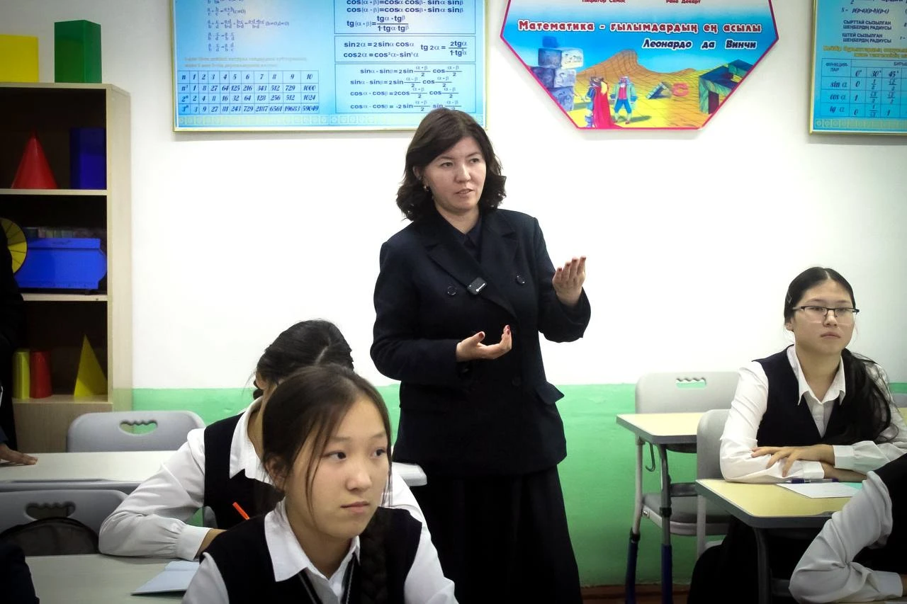 В отделе образования Уральска объяснили, почему школы возвращаются к Kundelik.kz