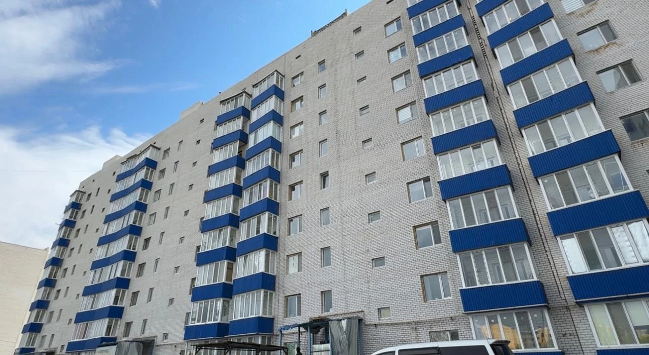 В Уральске кирпичная кладка обрушилась с многоэтажки, которую сдали 6 лет назад